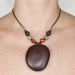 Les bijoux Jacaranda en graines naturelles : Collier modèle ENTADA Noir et rouge 1