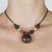 Les bijoux Jacaranda en graines naturelles : Collier modèle MUCUNA Noir et rouge 1