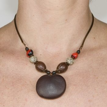 Bijou en graines naturelles : Collier modèle PETIT ENTADA Noir et rouge 0